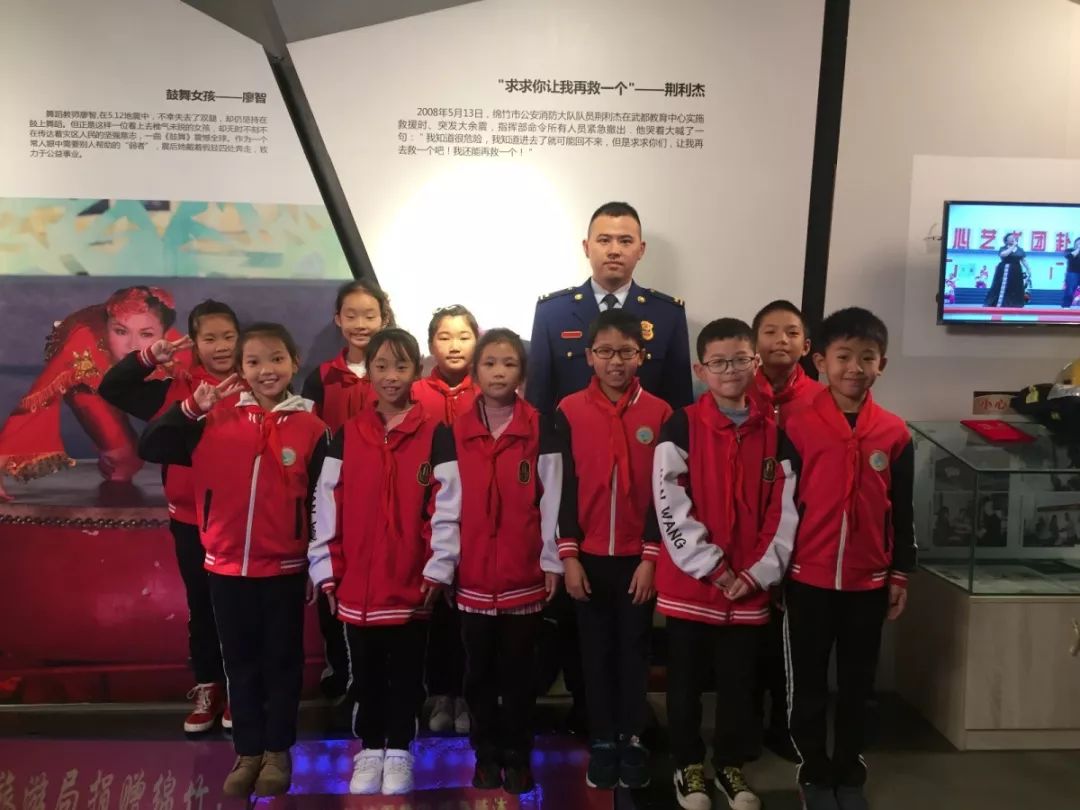 5.12汶川地震救灾英雄：那个“跪地哭喊再救一个”的19岁消防战士