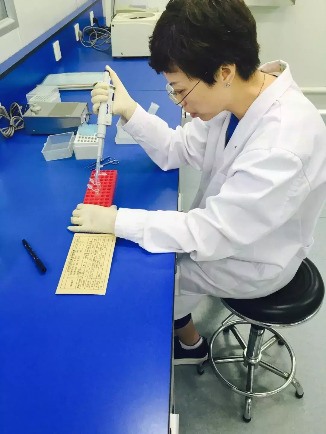 DNA女鉴定师:入行后三观颠覆,千百谎言一纸报告就能拆穿,有老人是"孙子"亲爹