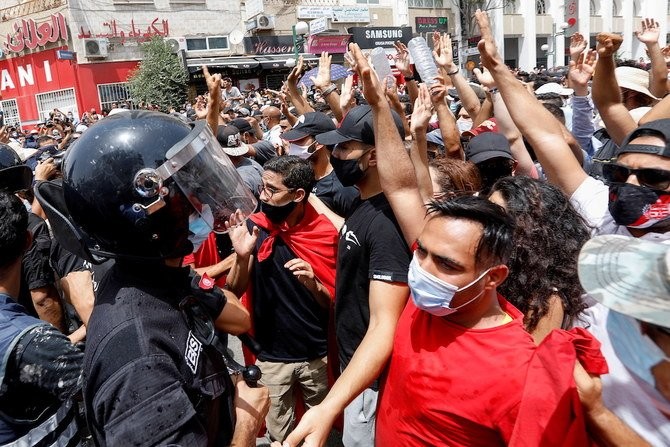 这不是政变(突尼斯总统突然罢免政府，批评人士称这是政变，民众放烟花庆祝)