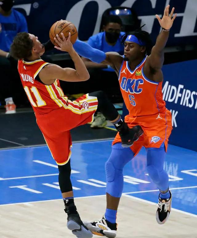 nba雷霆主场球衣有哪些（雷霆老鹰球衣撞色分不清，下半场更换球衣，科比曾经也干过）