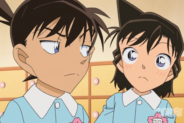 根据柯南tv版《樱花班的回忆》一话中交代,小兰和新一的第一次相遇是