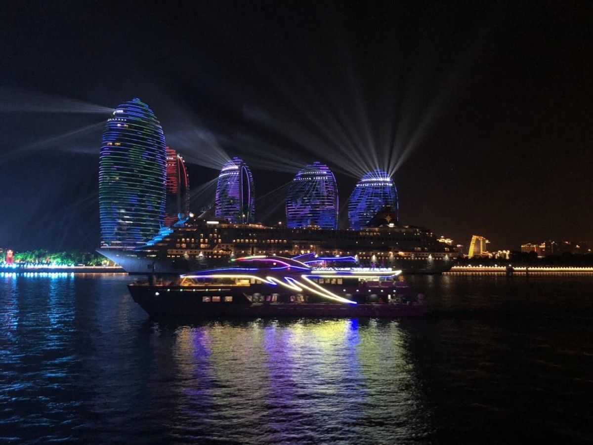 三亚美的不只有碧海蓝天,沙滩岛屿,还有夜幕笼罩下的撩人夜景,车水