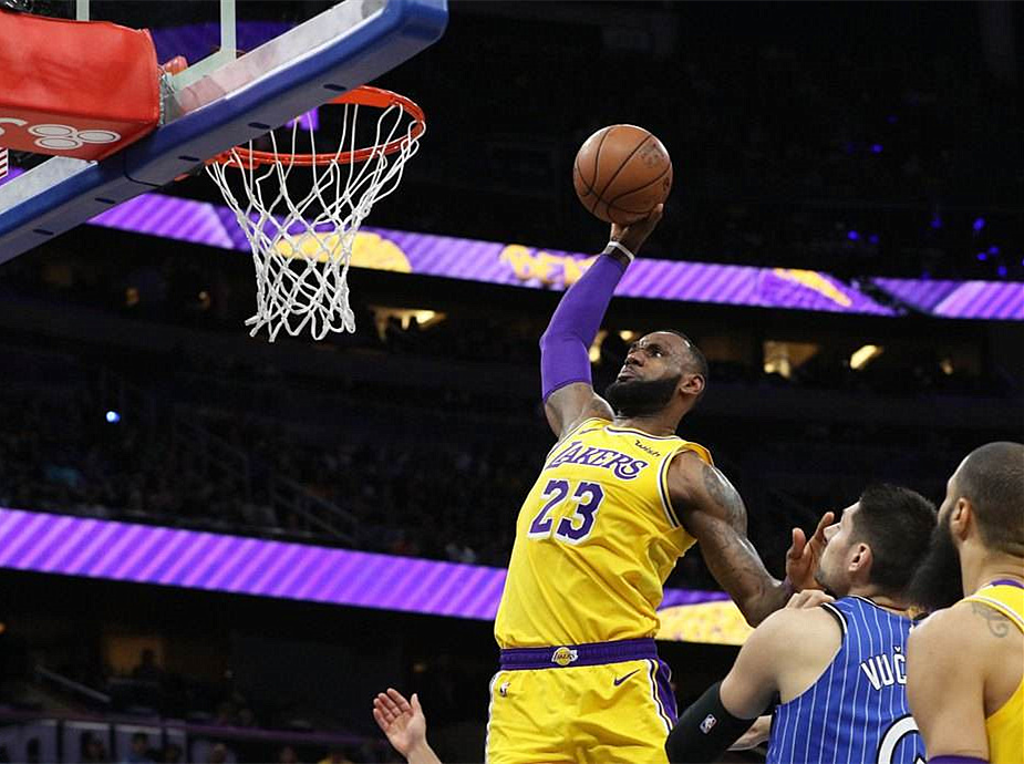 一场篮球比赛消耗多少体力（打一场篮球和踢一场足球，哪个更消耗体力，篮球还是足球）