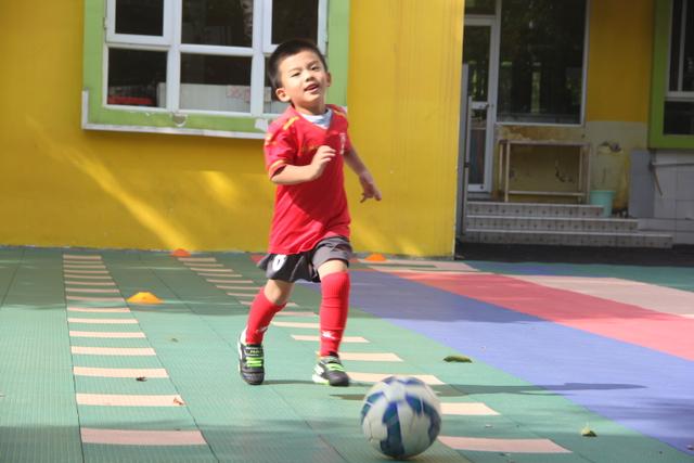 校园足球训练教学视频（大力发展校园足球，让每位学生掌握1至2项运动技能）-华海博客