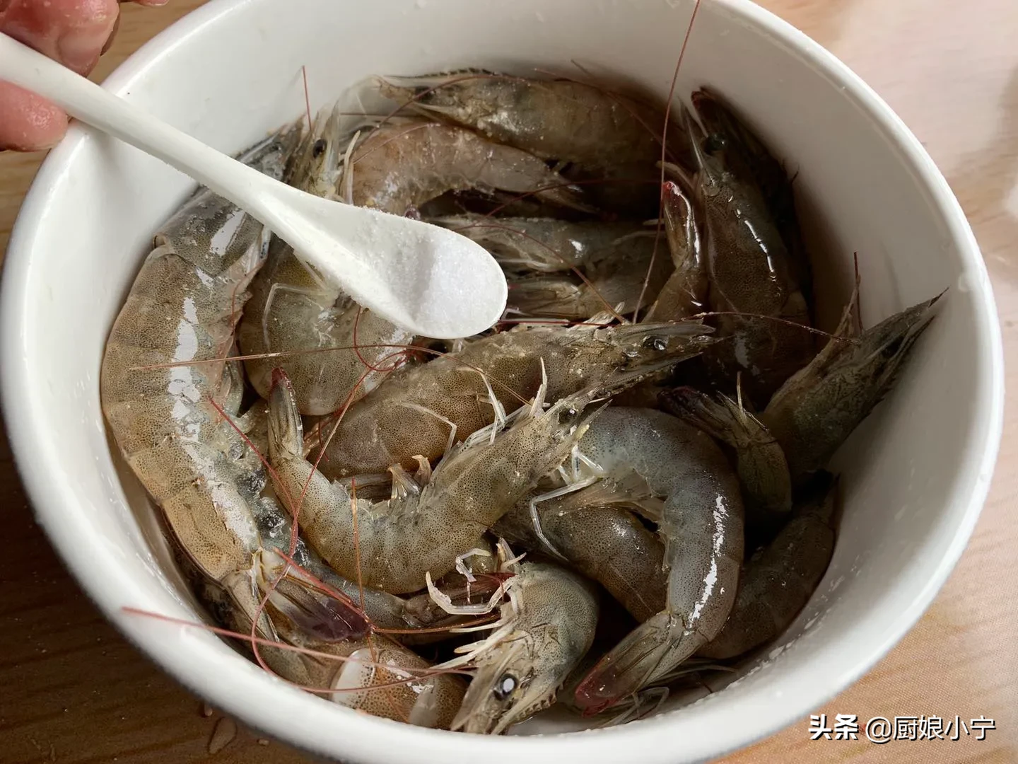 爱吃大虾试试这做法，不用一滴油，金黄酥脆，孩子补钙长大个