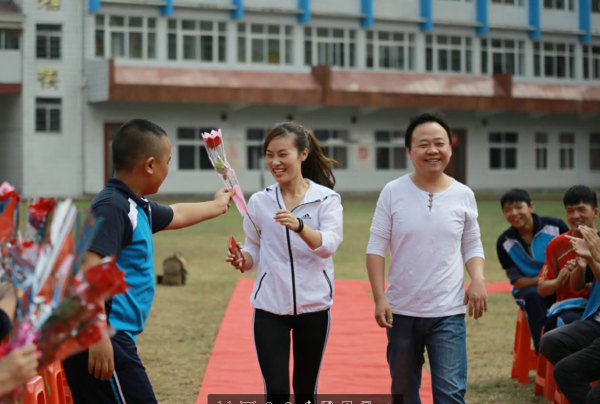 教师节来临，给老师送礼时应该坚持“两个避免”，八成家长送错了