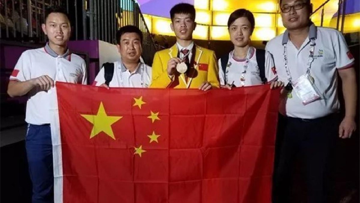 青年工匠梁智滨：靠搬砖砌墙赢得世界冠军，谢绝百万年薪回校任教