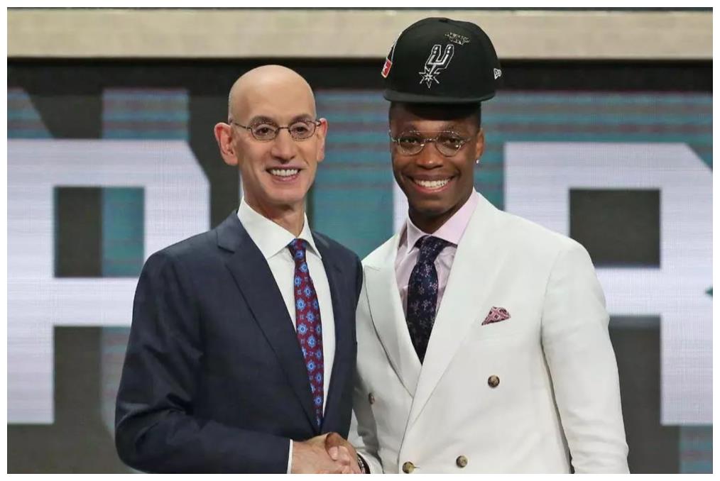 nba球员为什么要戴着头盔（NBA新秀被选中、夺冠后都要戴帽子，这帽子有什么意义呢？）-趣拿体育