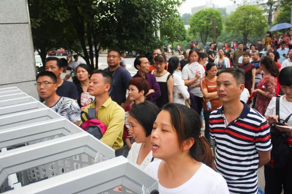 中、高考当天，家长有必要全天陪考吗？机智的家长选择这样做