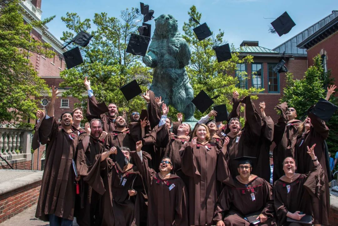 如果你想知道什么是快乐藤校的话，我现在就带你Brown