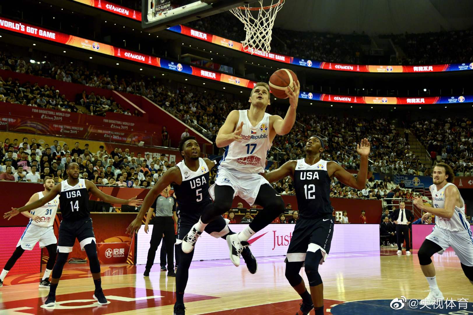球队开门红,男篮世界杯美国队首秀88-67捷克)