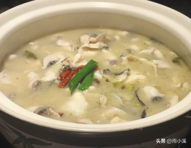 美食推荐：鱼火锅的家庭做法，鱼肉鲜嫩香辣爽口