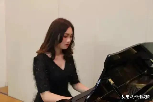 好心疼！绵阳十二三岁的娃娃，竟被学校赶下田去插秧子