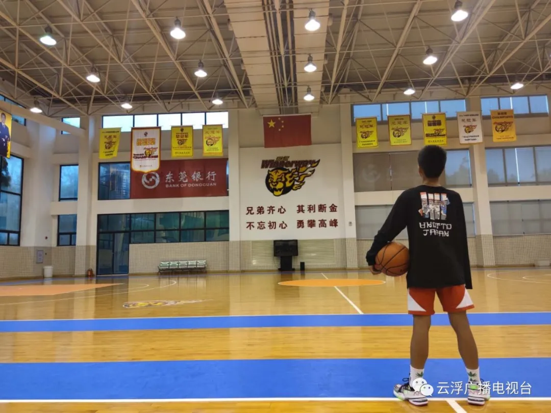 有哪个cba球员是云浮的（圆梦！云浮独臂篮球少年张家城走进CBA球队！）