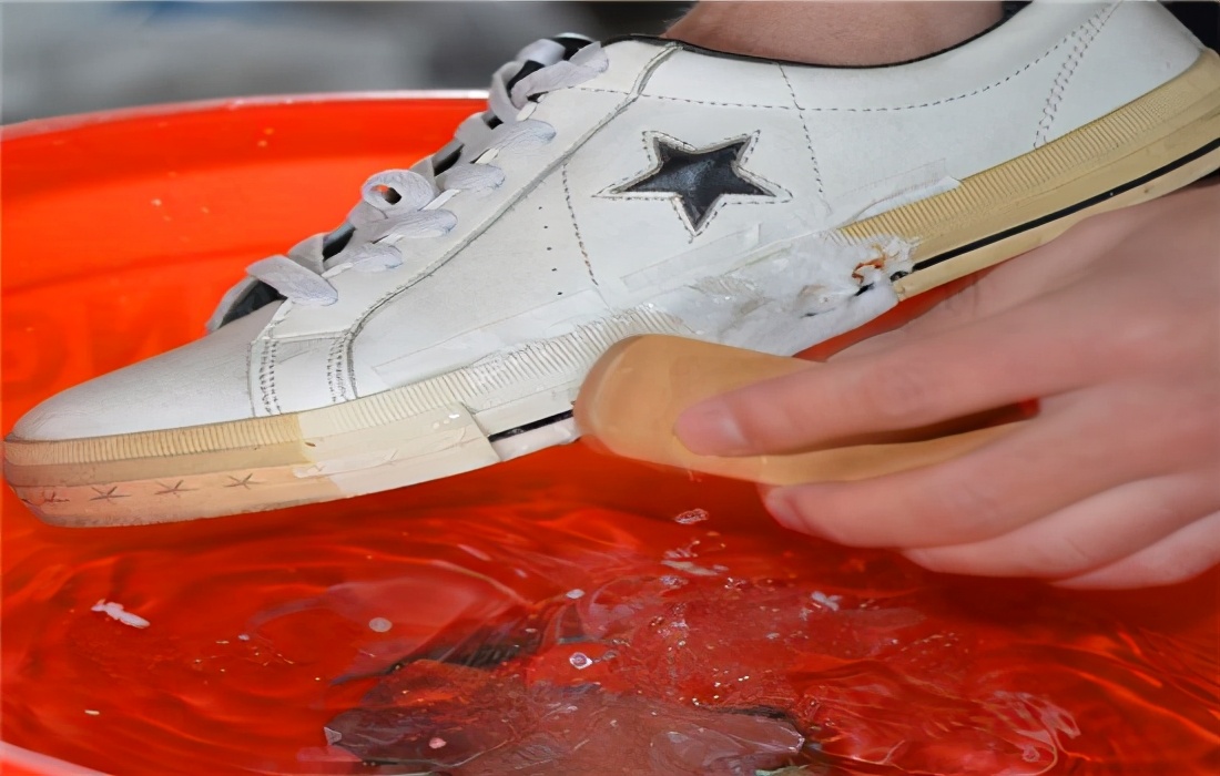 基本上是人人必备,不管是板鞋运动鞋还是帆布鞋白色百搭又好看,但是