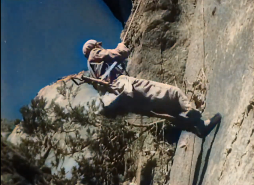 电影《智取华山》故事,两位群演坠崖牺牲,农民免费当替身