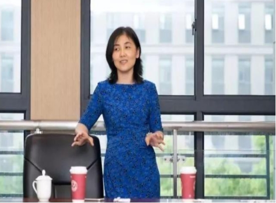 中国好闺蜜：一个42岁未婚，成为顶尖科学家，一个帮世界首富花钱