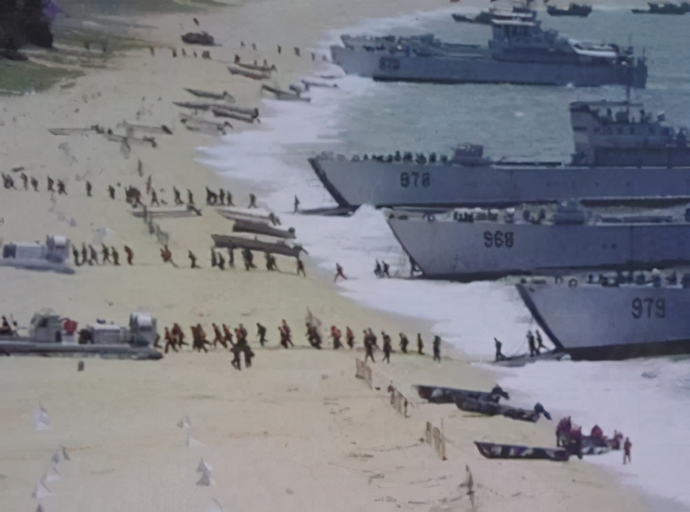 1996年台海危机的尴尬场面，海军太落后，把陆军榴弹炮拉上船