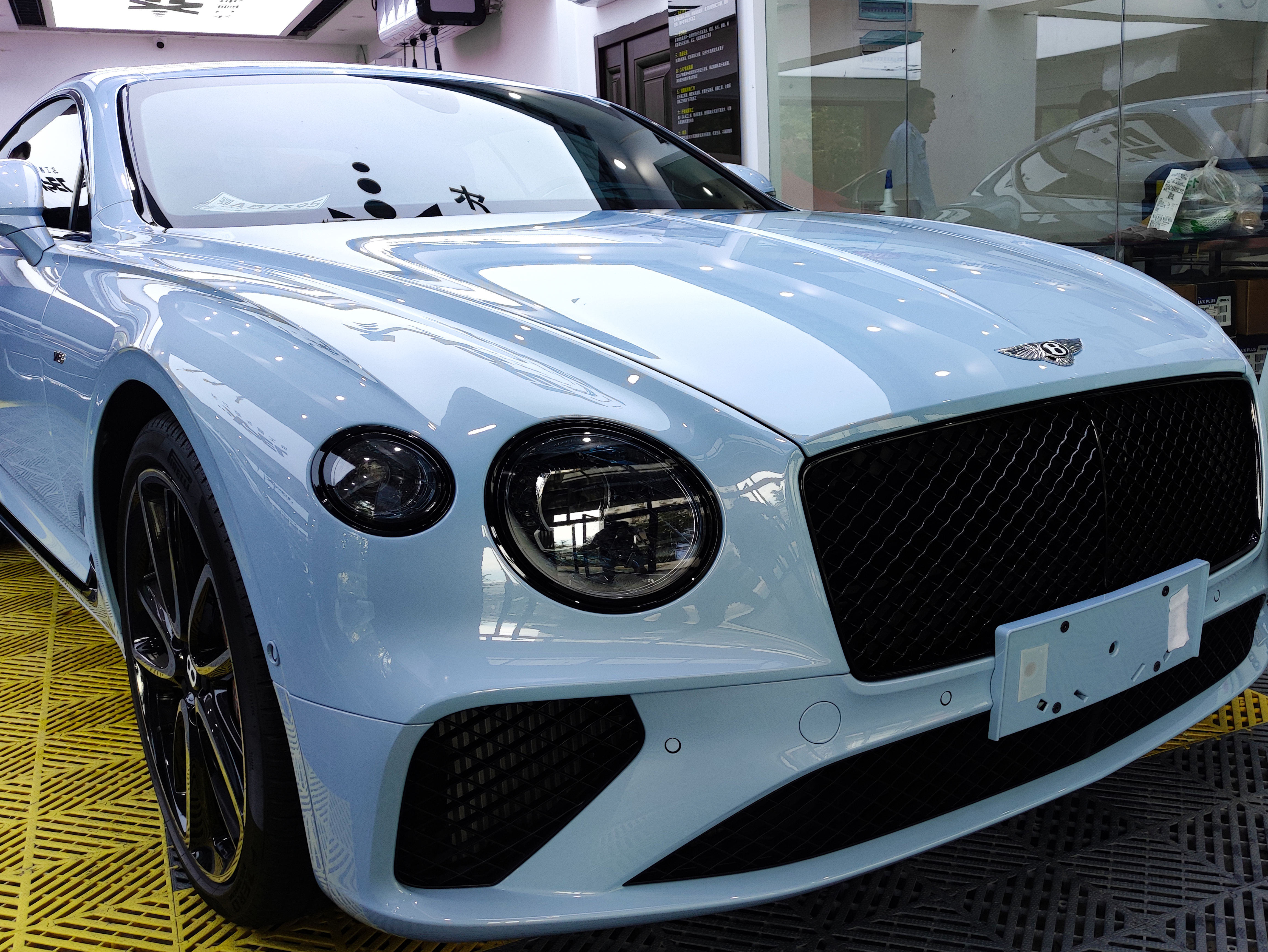 有钱人首选双门轿跑，宾利欧陆就是身价千万的象征