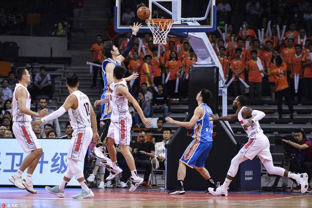 新浪cba直播视频直播（CBA正在直播，广东队vs福建，双方半场大打对攻65：71）