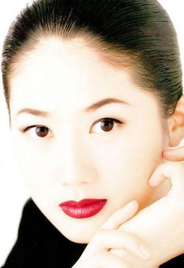 女星被迫陪高管“多人运动”，遭虐待8小时，最终在衣柜上吊自杀