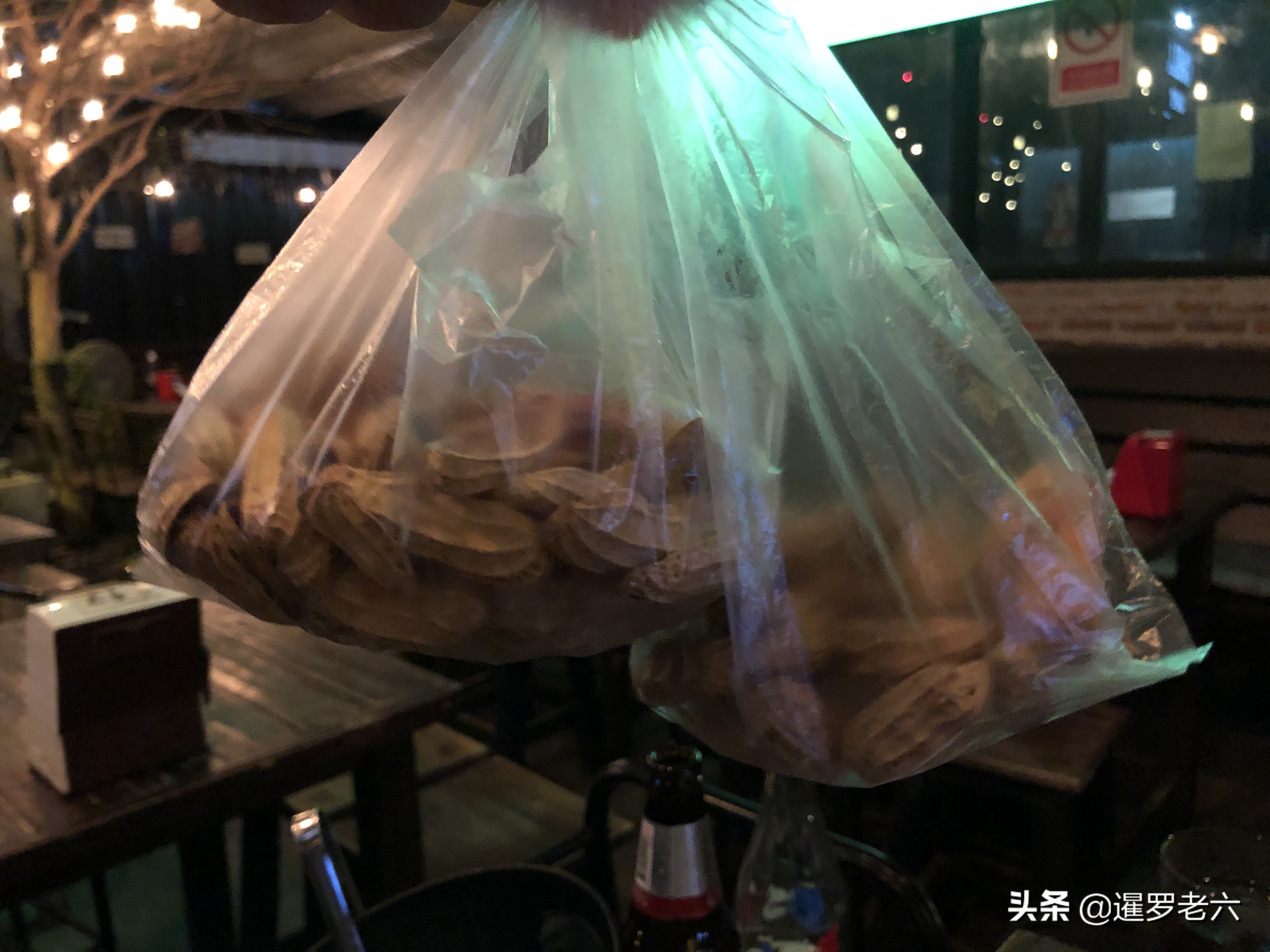 世界杯炸鸡米花(在泰国看世界杯预选赛，酒水饮料零食一桌，104元是不是有点贵？)