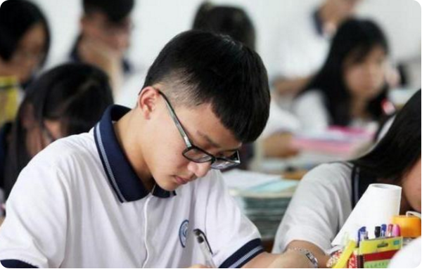 不同学历毕业生月薪差别多大？看完图就知道了，中考真的很重要