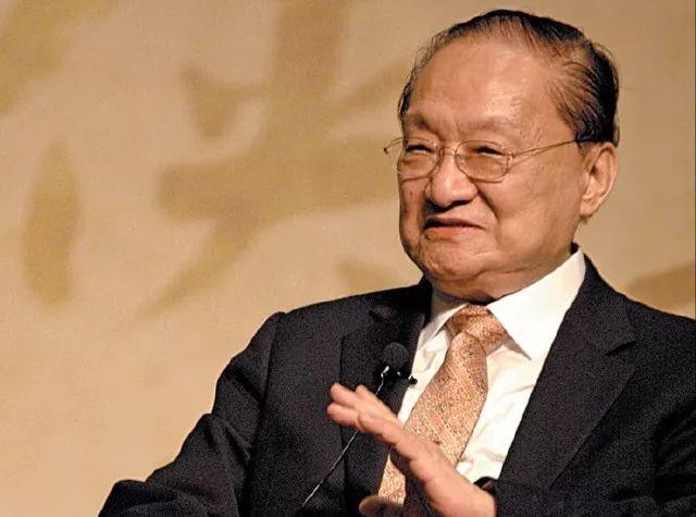 3年前金庸逝世，书迷自发赶到医院，次子捧遗像送父亲最后一程