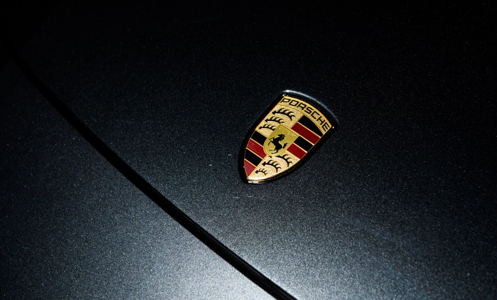 保时捷车标无论是设计感和艺术感方面,均堪称是行业之中领先的存在.