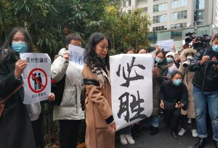 案件胶着，弦子却扒出董卿与朱军的视频，这次网友不满意了