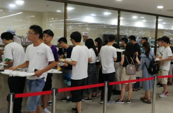 学校不让订外卖，订外卖还“扣学分”，学生不满，将学校怼上热搜