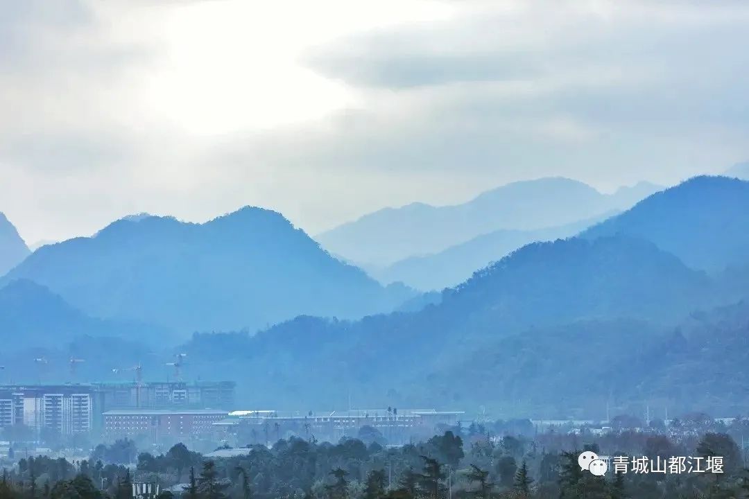 成都出发1h！这座让杜甫都钟情的名山，秋日藏了太多惊喜！云雾缭绕似仙境，胜地寻踪览佳景是时候来一趟了～