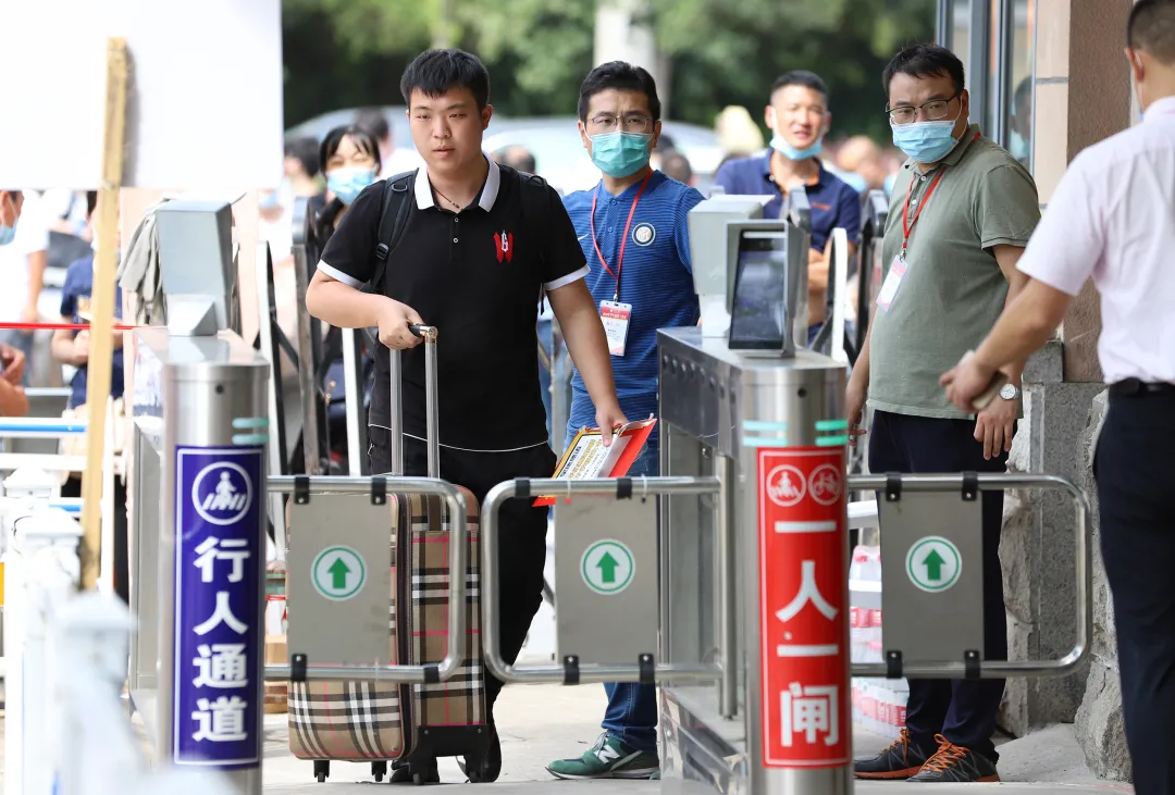 萌新你好 | 终于等到你！2020江苏大学新生报到现场直击