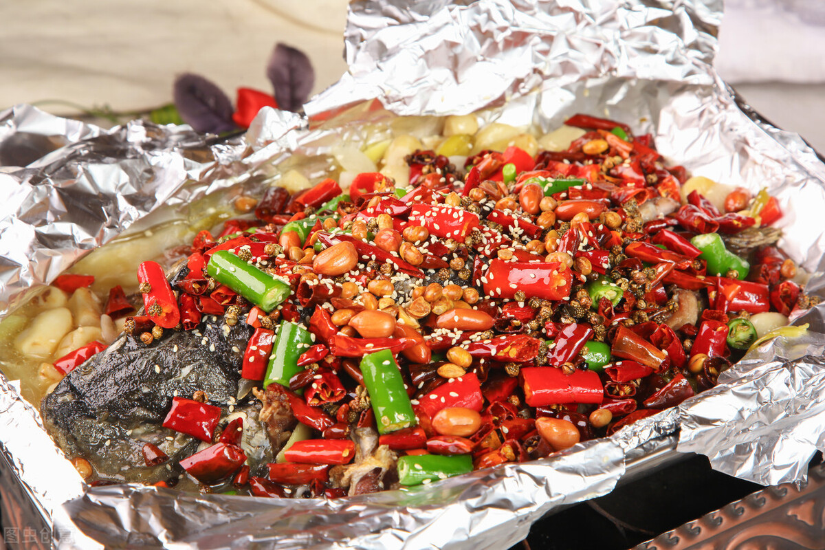 万州师傅开烤鱼店，喝啤酒送烤鱼，反而年赚100万，套路交给你