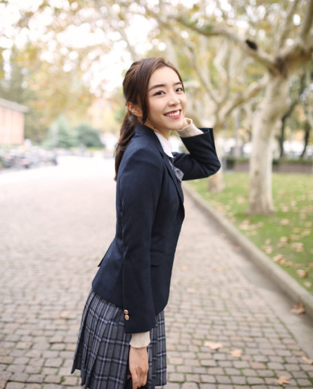 穿成电竞女神(余霜太优秀了!第一次看到旗袍还能穿得这么美,电竞女神