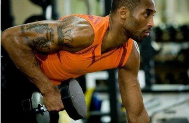 詹姆斯扛轮胎也显吃力,这1人却很"轻松")