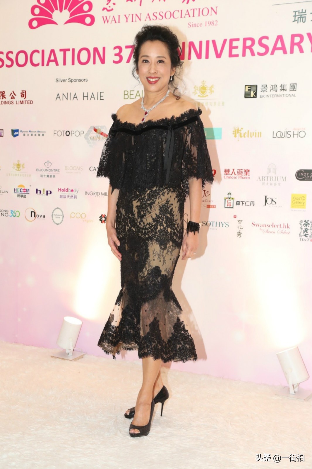 郭晶晶的眼睛叫什么眼（郭晶晶61歲婆婆出席活動，一雙“腰果眼”閃著亮光，少女氣質絕了）