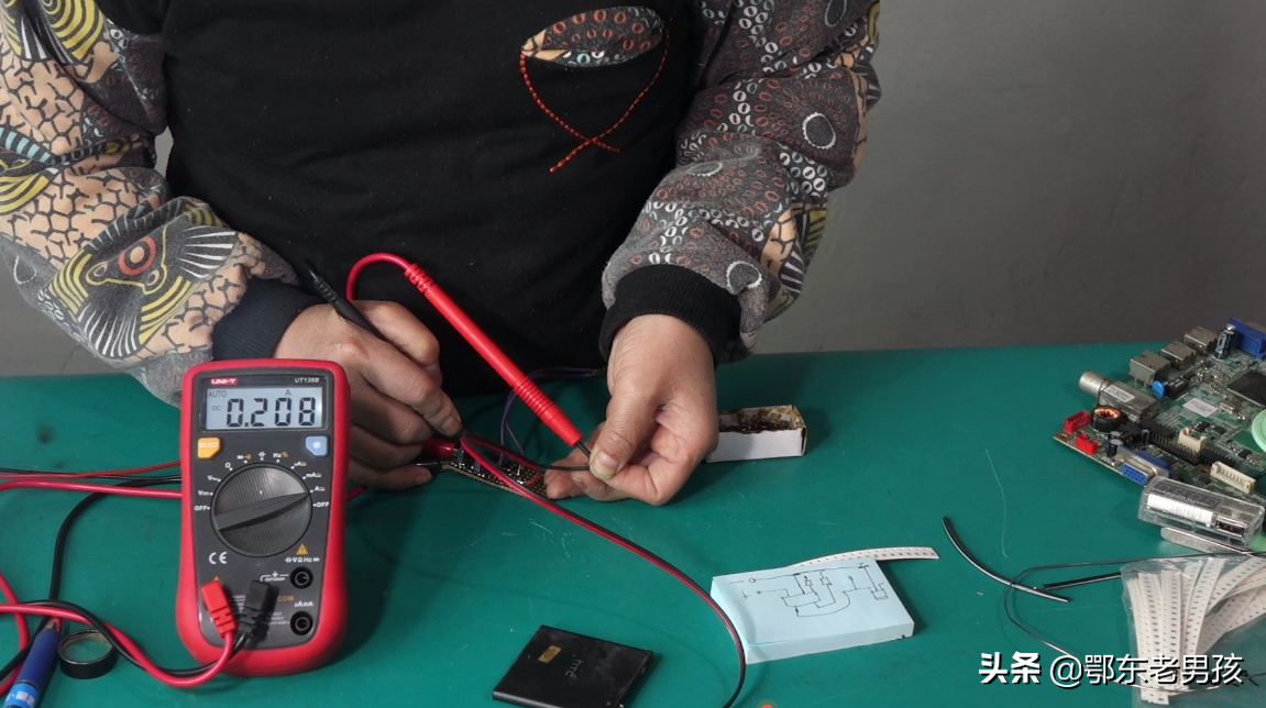 电子秤的电瓶坏了老男孩用锂电池代换，还自己做了块充电板！