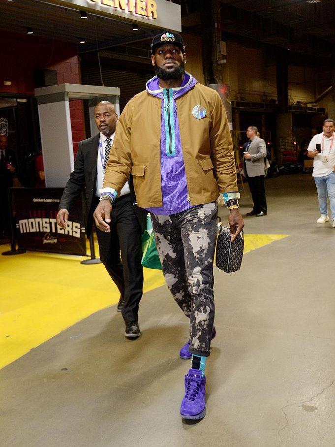 今年nba球衣為什么火爆（科比和庫里的球鞋銷量加起來都不如詹姆斯，為何球衣銷量卻更好？）