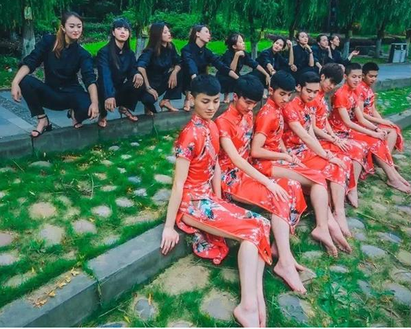 大学生“创意毕业照”火了，男生“性感”起来，真没女生啥事了