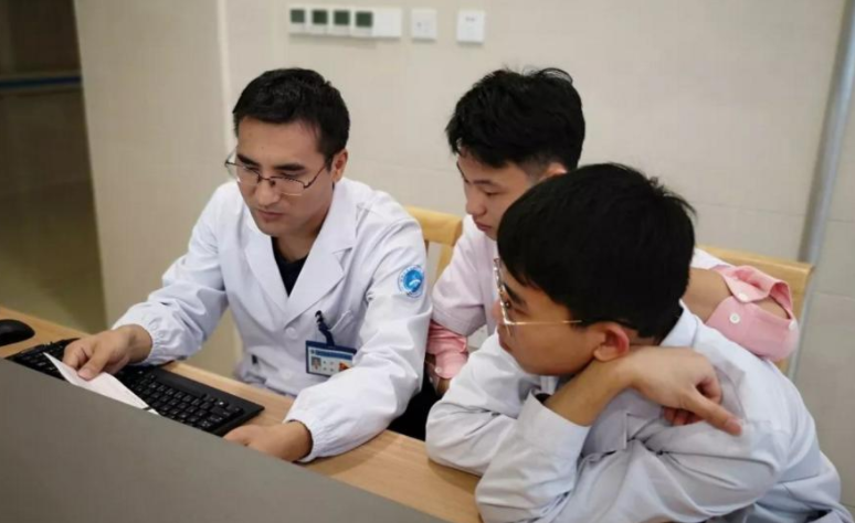 医学类专业就业前景排名，临床医学热度下降，榜首叫人羡慕