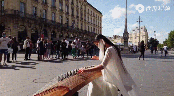 95后中国姑娘蒙着面纱，凭一台古筝惊艳法国街头