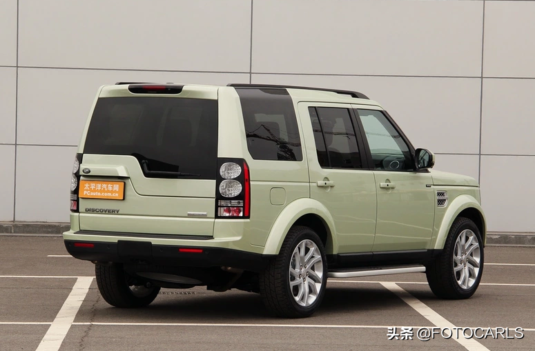 路虎发现四V6实拍，对标兰德酷路泽，售价102万，毛病一大堆？