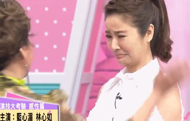 林心如为母办70大寿太奢华！霍建华陪笑合影，曾志伟前妻也捧场