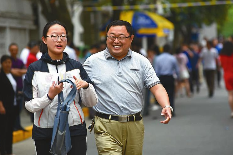 高考考场外的父亲火了，身披战袍艳压群芳，画面感人又好笑