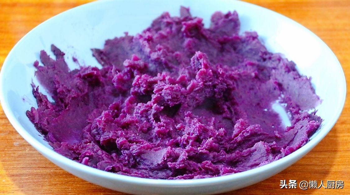 食用干米粉需要注意什么(2块紫薯，一碗大米粉，这是很多人儿时爱吃的紫薯松糕，松松软软)