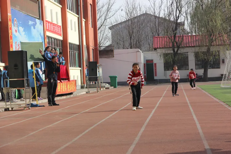 cba啦啦队王浩然(长治市屯留区树人小学顺利举行2019年秋季田径运动会)