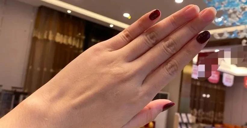 为什么有的女孩子中指和无名指不涂指甲油呢