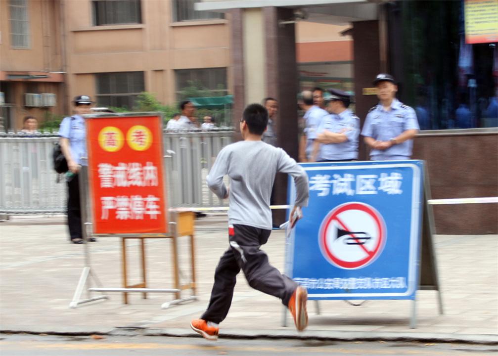 高考生迟到禁入考场，母亲下跪哀求：为何每年都有考生犯这种错？