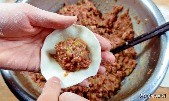 牛肉馅饺子怎么调馅配什么菜（牛肉饺子的做法肉馅怎么调好吃）-第7张图片-昕阳网